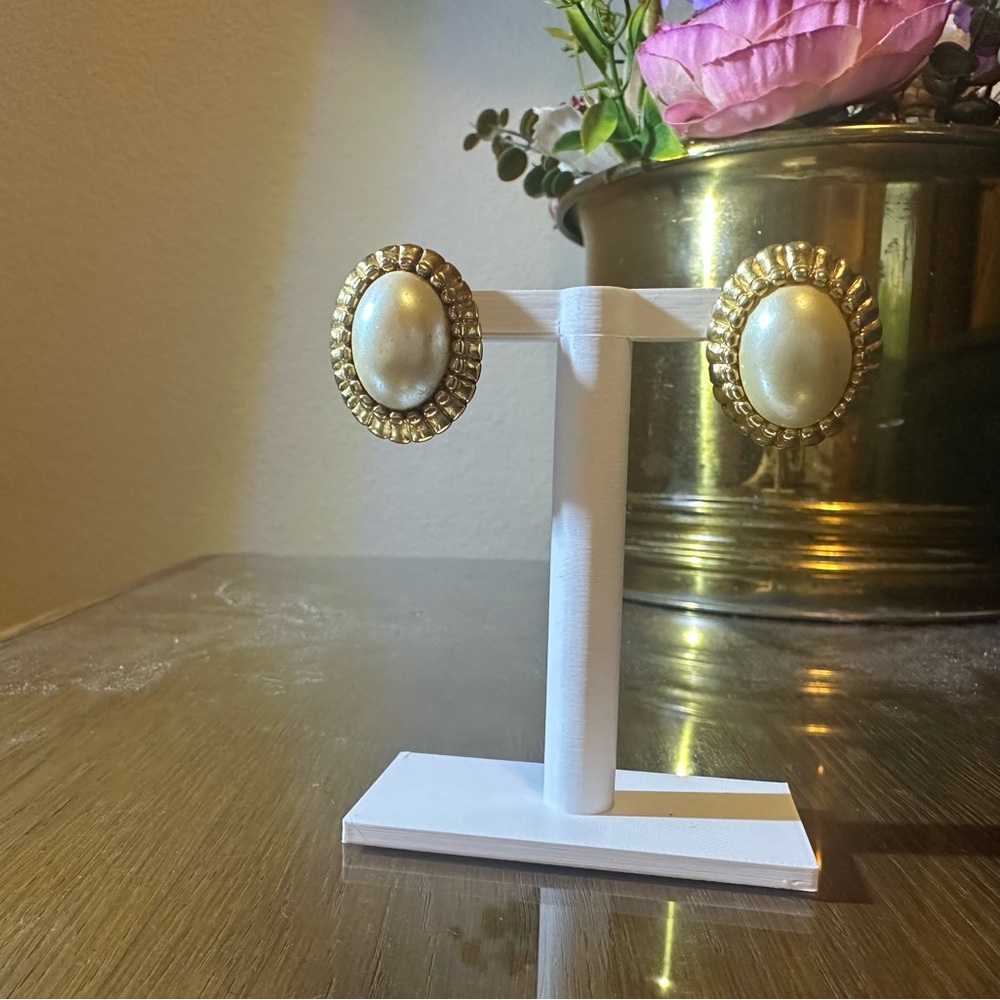 American Vintage Gold and Cream Oval Earrings